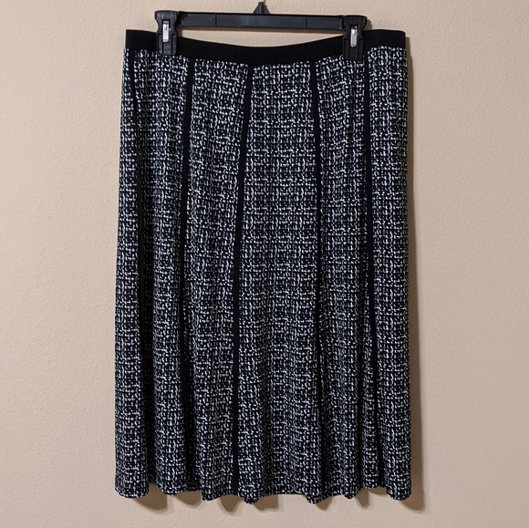 NYCC Dresses & Skirts - New York Clothing Co NTCC Flowy Skirt Size L